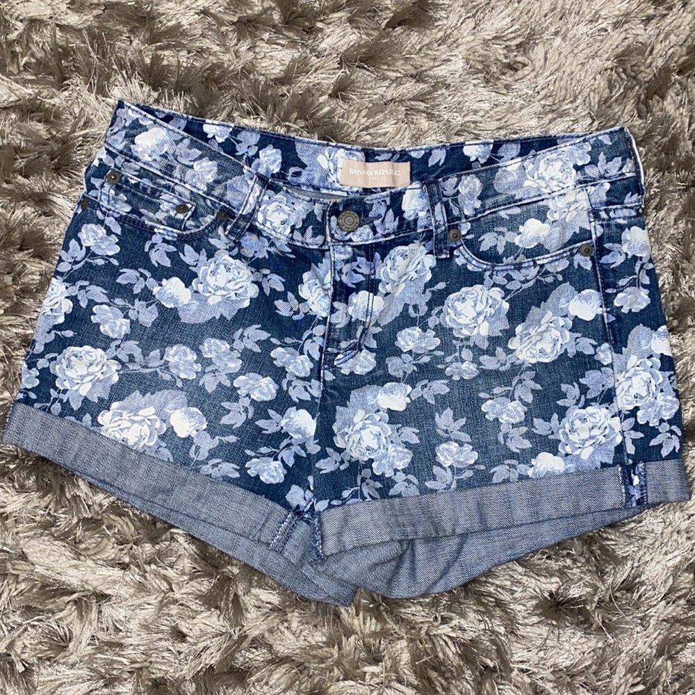 Size 6. / 28 Banana Republic Flowered Shorts